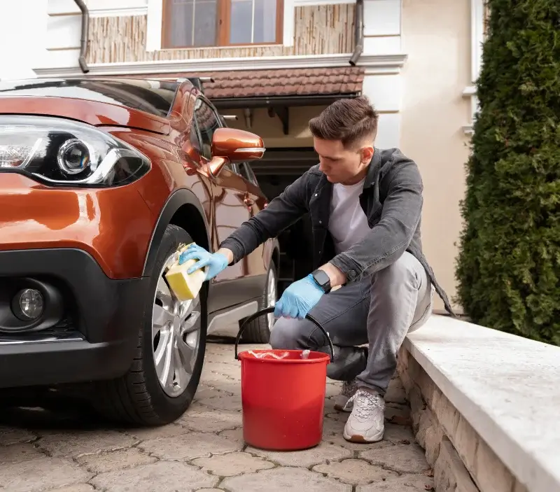 Lavage auto à domicile Présailles : professionnel intervenant sur un véhicule